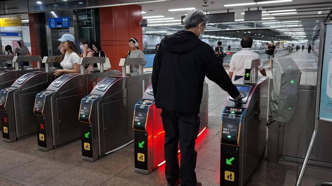 票卡感應有問題，閘門側邊亮起紅色燈光。（圖／臺北捷運公司提供）
