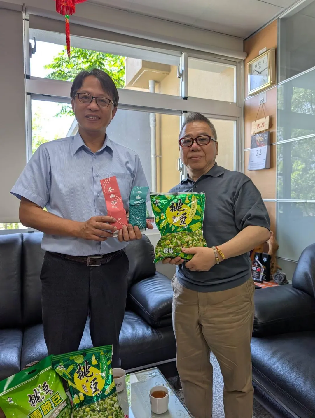 宜蘭冬山鄉公所鄉長林峻輔與宜蘭食品行銷部協理鄭慶龍。
