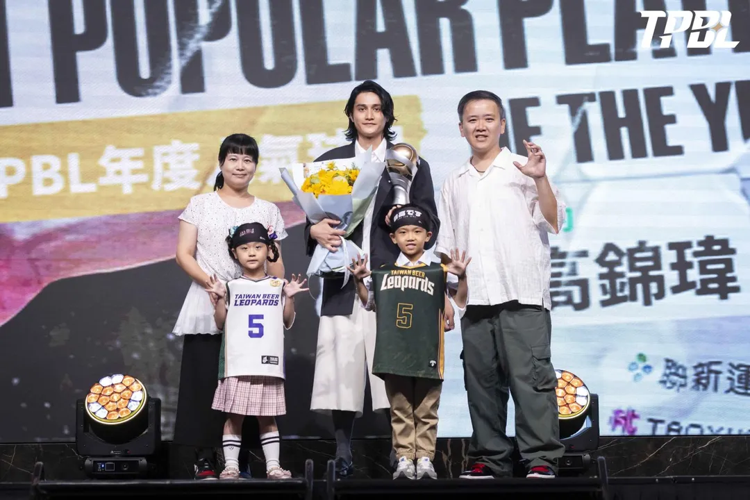 高錦瑋跟家人一起分享喜悅。（圖／TPBL提供）