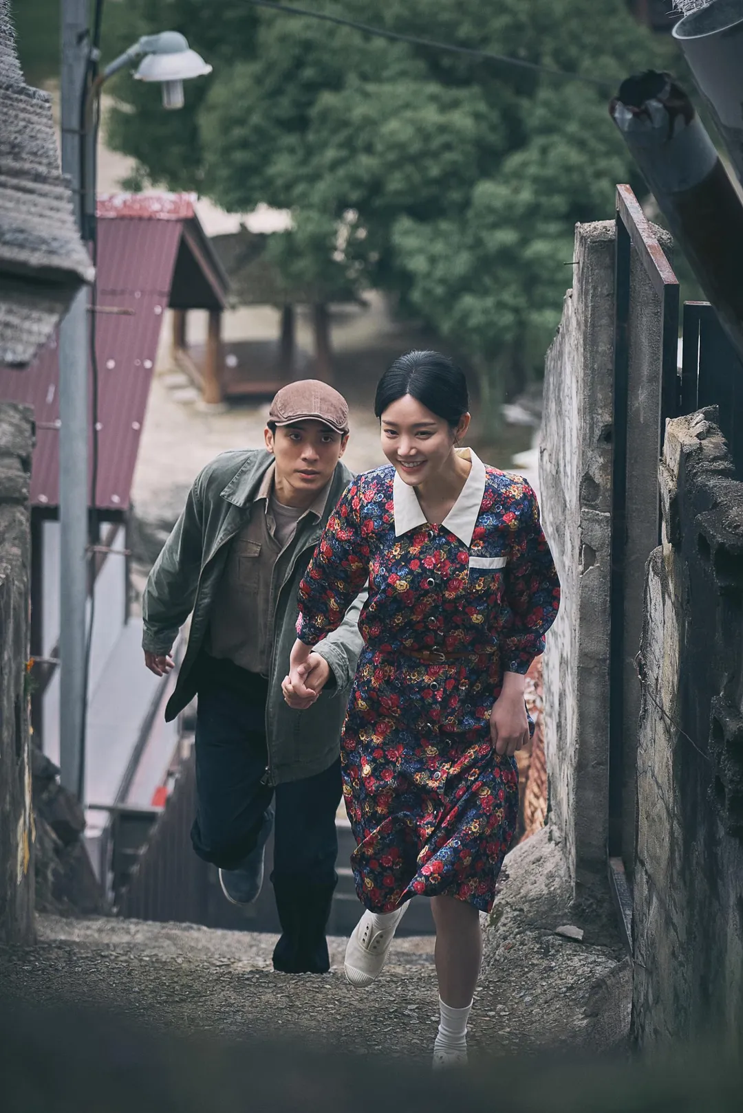 &nbsp;林哲熹（後）與韓劇女神李侑菲（前）在《再見1987》有曖昧對手戲。 (圖／公視台語台提供)