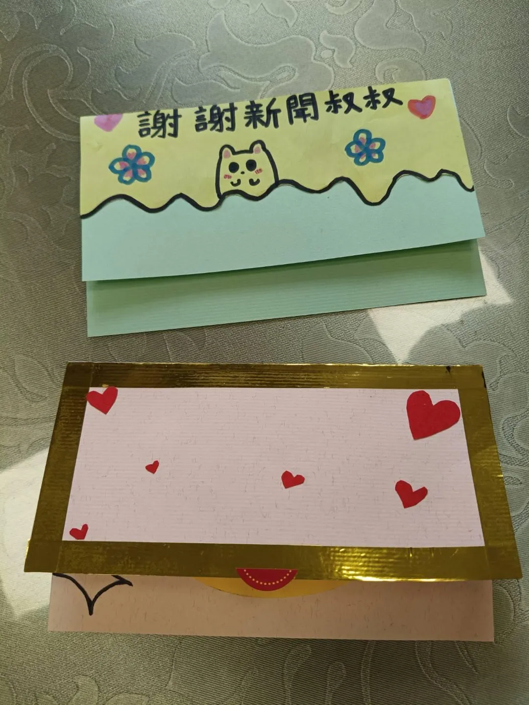 女童向當初報導的媒體記者致謝。（圖／岸裡國小校長楊朝銘提供）