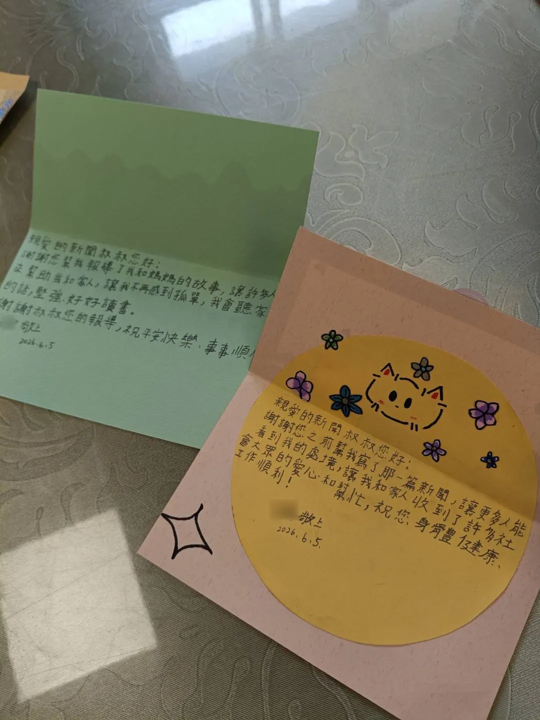 女童在卡片中真摯寫道，感謝大家的愛心援助，讓她不再感到孤單。（圖／岸裡國小校長楊朝銘提供）
