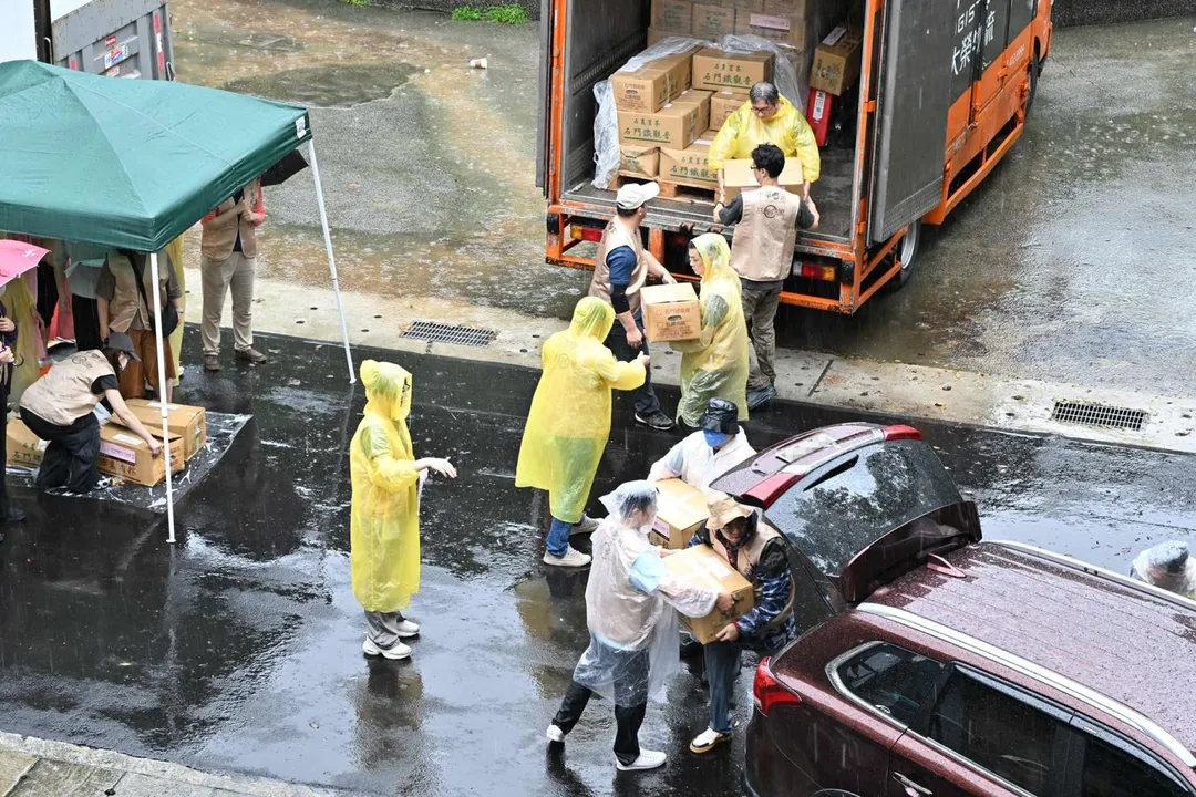 志工團隊不畏雨勢，將愛心粽親自送達新北市14個社福中心，再由社工交付每戶家庭，確保每份心意即時且溫暖地送達。(圖/道家人文協會)