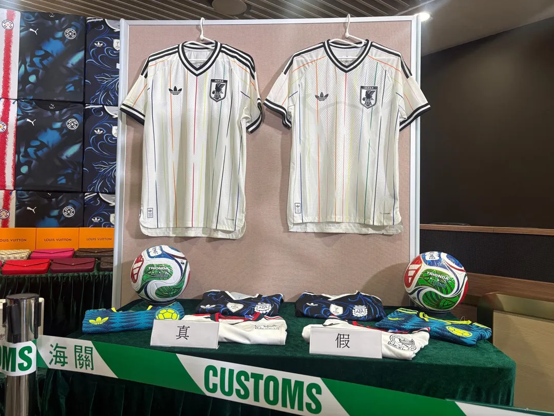 香港海關11日展示查獲的假球衣。（圖／美聯社）
