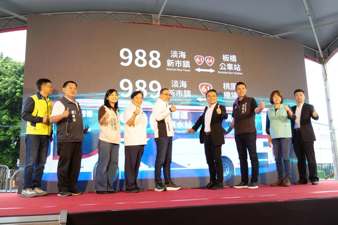 「988板橋快線」、「989機場快線」、「990機場快線」及「115淡水八里觀光公車」等4條公車。（圖／新北市政府）