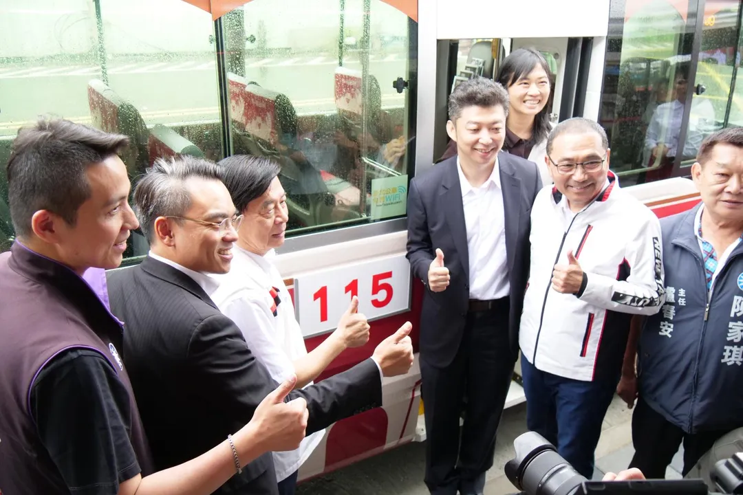 新北市長侯友宜為「115淡水八里觀光公車」掛牌，宣布正式營運。（圖／新北市政府）