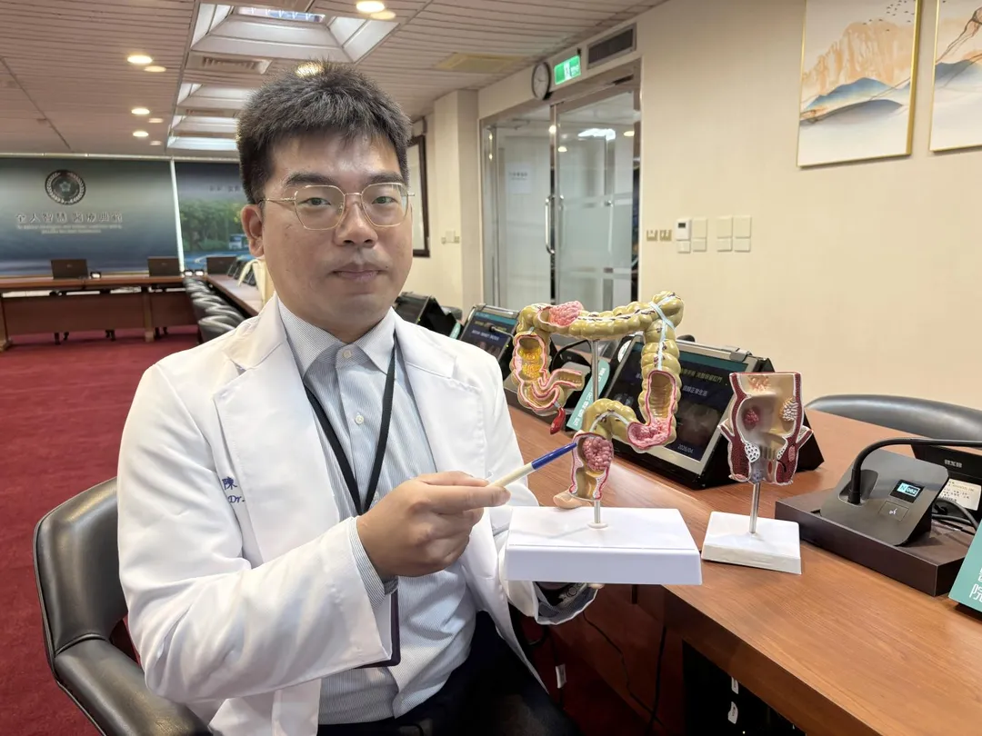 臺中榮總大腸直腸外科醫師陳璿夫指出,台灣每年逾1萬9千人罹病,其中約五分之一為中低位直腸癌。(圖/臺中榮總)