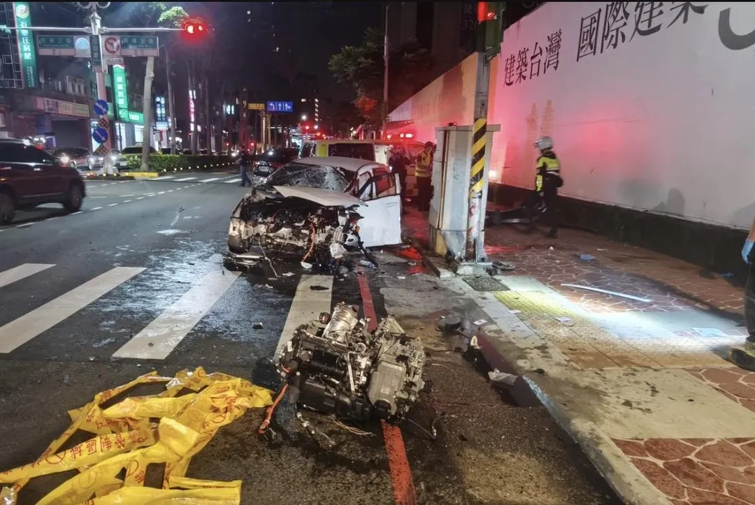 肇事車輛強力撞擊連引擎都噴飛車外。（圖／翻攝畫面）