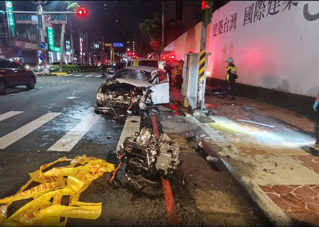 桃園晚間發生嚴重車禍。（圖／翻攝畫面）
