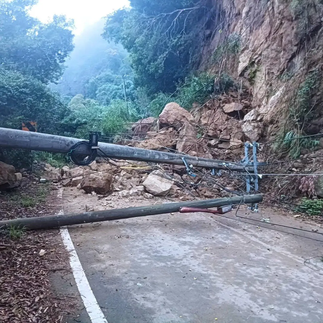 苗61線往香林方向路段發生土石坍方。（圖／翻攝自臉書社團在地大湖人）