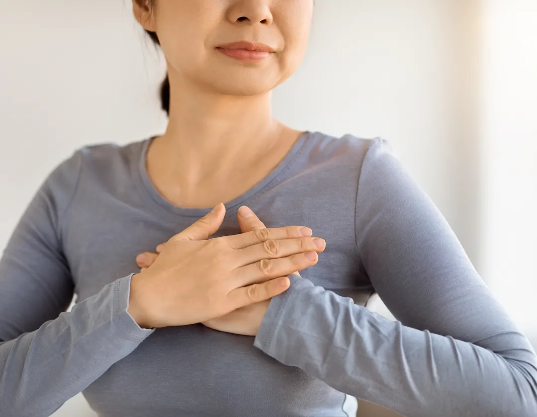 乳癌若能及早發現與治療，通常有較多治療選擇，治療負擔與疾病帶來的痛苦也相對較低。非當事人。（示意圖／AI生成圖）