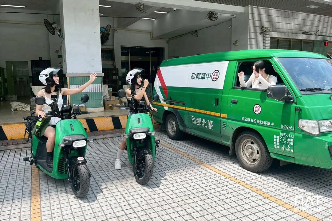 高藝池（右起）與小李子、以恩出發體驗郵差配送工作，親身感受他們的辛勞。（圖／耐特行銷提供）