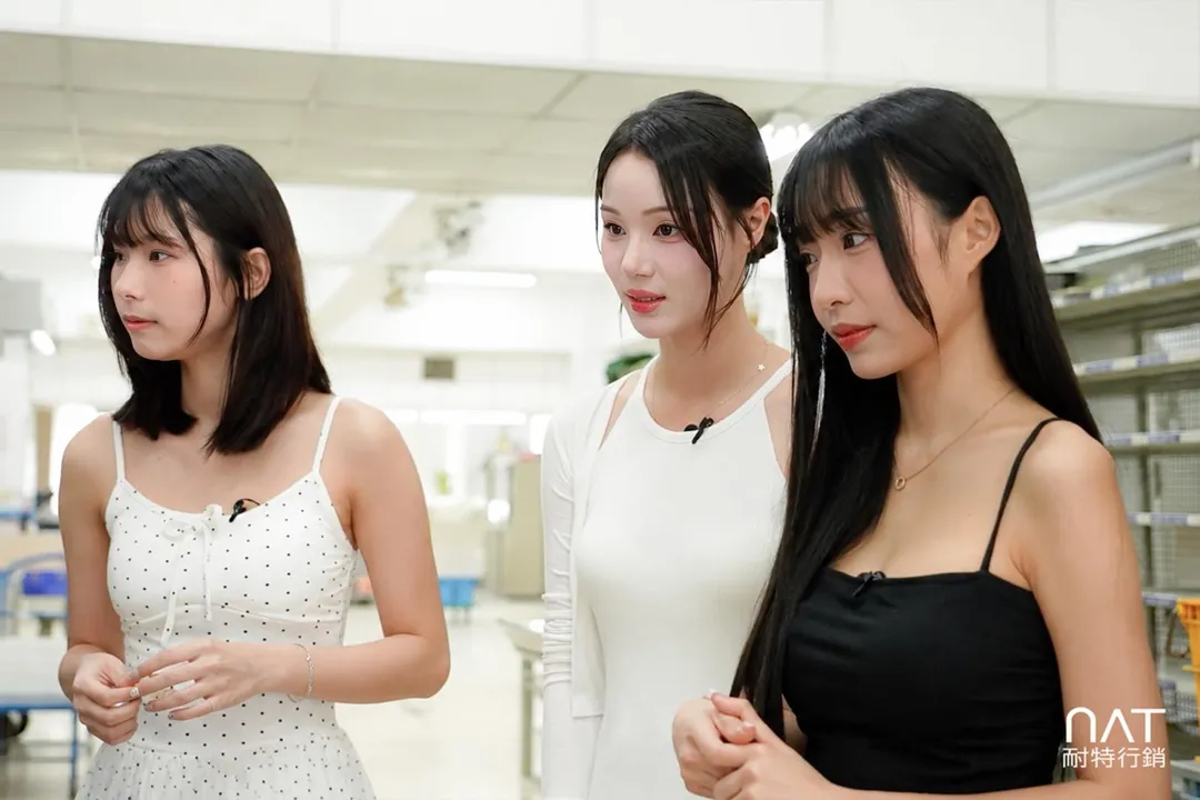 高藝池（中）與小李子（右）、以恩（左）專心聆聽郵務人員講解工作內容。（圖／耐特行銷提供）