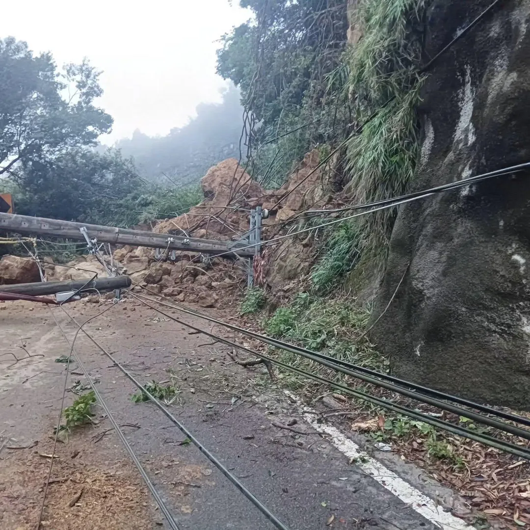苗栗大湖苗61線香林段因豪雨發生大量落石坍方，巨石與倒塌電桿阻斷雙向交通。（圖／黃惠琴臉書）