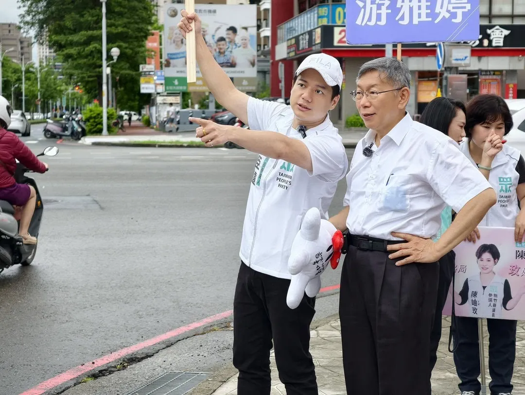 柯文哲12日下午到竹北陪邱臣遠站路口。（圖／翻攝邱臣遠臉書）
