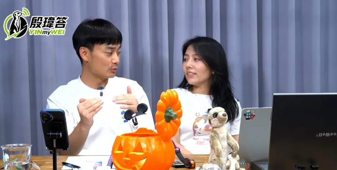 殷瑋正面迎戰網友，在直播節目請太太當來賓，網友歪樓大讚殷太很漂亮。（圖取自「殷瑋答」直播影片）