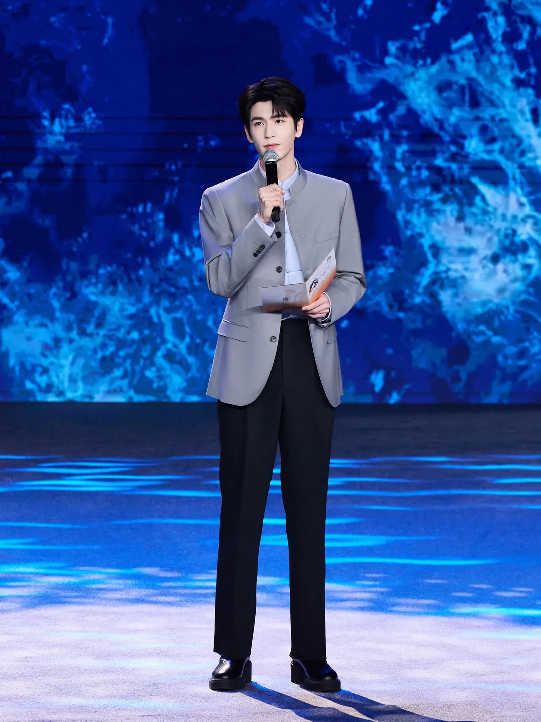 張凌赫以《跨越海峽的青春答卷》為題發表約6分鐘脫稿演講。（圖／翻攝微博「張凌赫工作室official」）