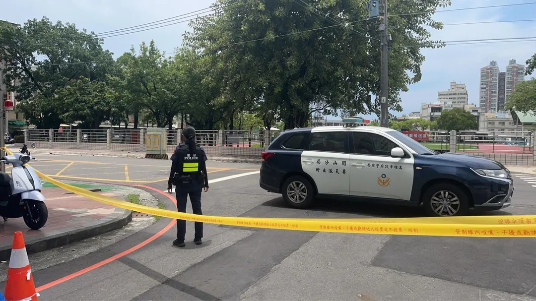 高雄市岡山區有一名男子從高處重摔落地身亡。（圖／翻攝畫面）