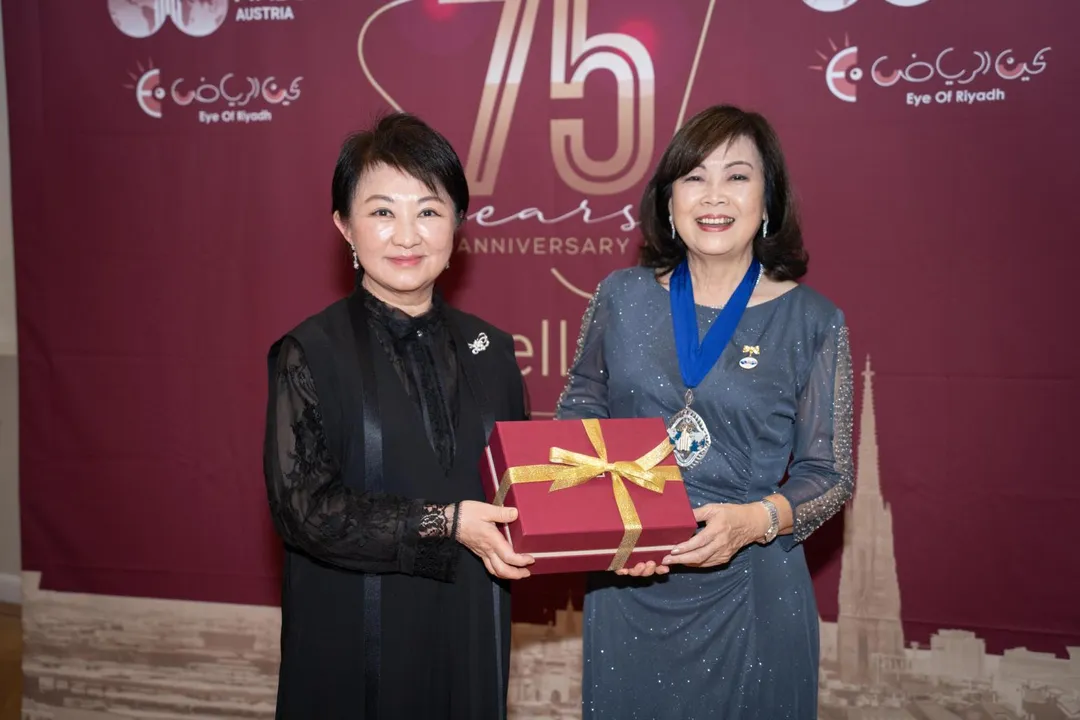 盧秀燕致贈紀念品予FIABCI新任世界會長張麗莉，並承諾市府將全力支持今年9月將在台中舉辦的FIABCI國際貿易交流會盛會。（圖／台中市府提供）