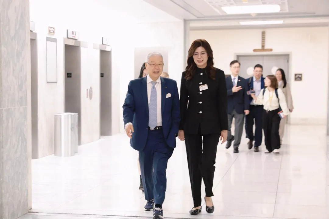 鄭麗文拜會美國國會議員，圖左為前大使袁健生。（圖取自鄭麗文臉書）