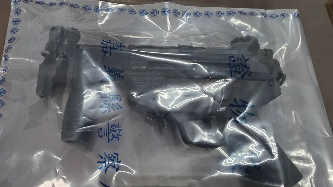 嫌犯持的MP5衝鋒槍。（圖／翻攝畫面）