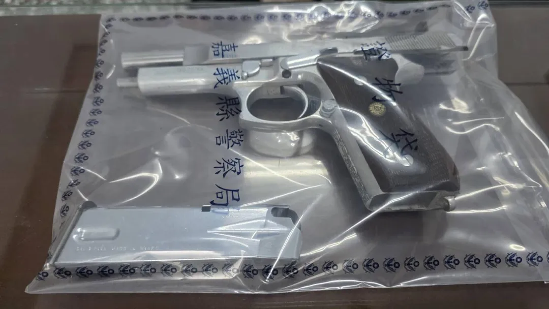 嫌犯持的「金牛座」改造手槍。（圖／翻攝畫面）