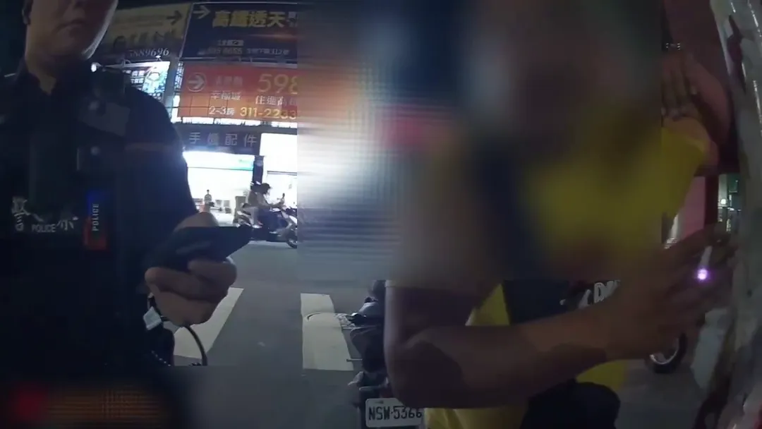 警方到場控制場面。（圖／中天新聞）