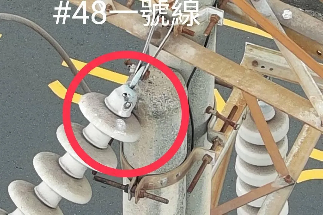 #48電桿之間的導線與礙子有多處閃絡痕跡。（圖／中天新聞）