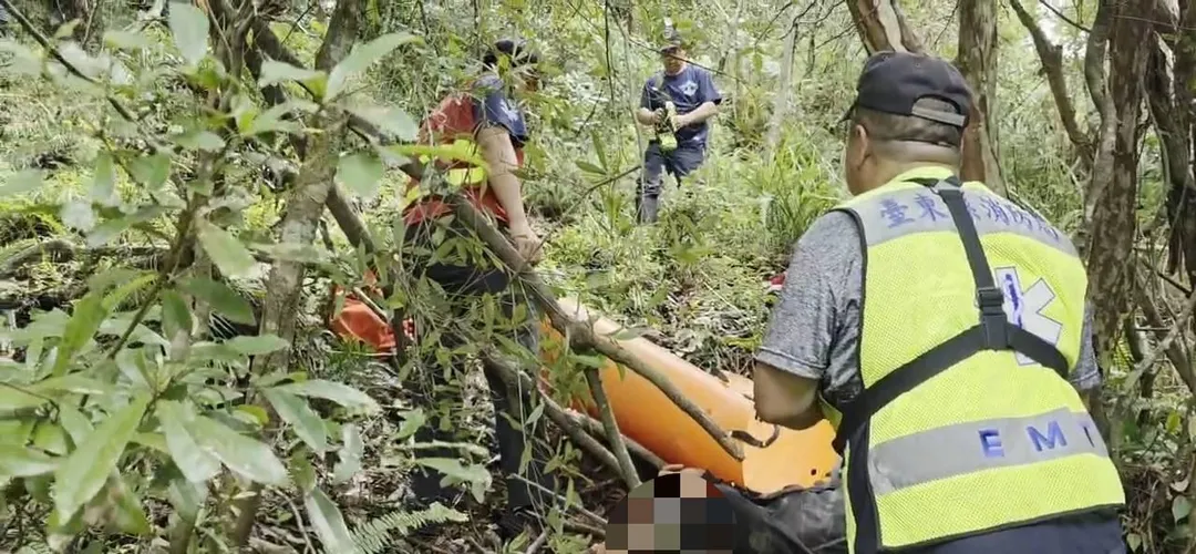 眾人合力將陳男拉上路面，所幸其意識清楚僅受擦挫傷。（圖／警方提供）