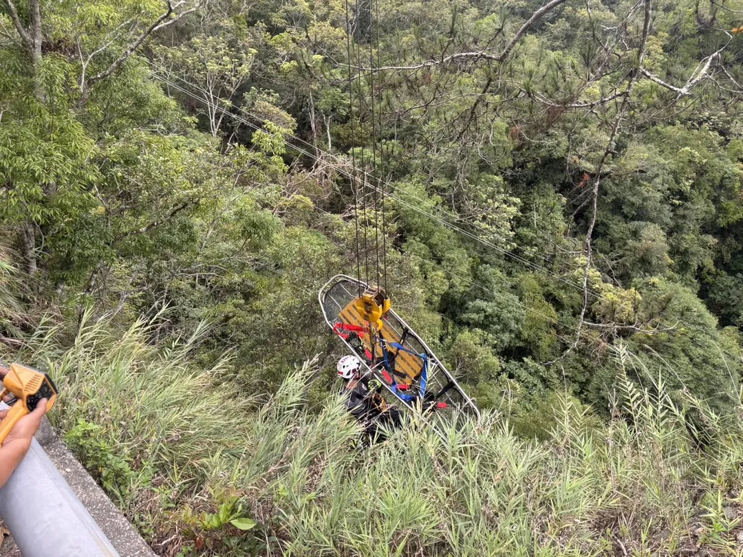 警消人員獲報後迅速抵達現場，架設繩索準備下切救援。（圖／警方提供）