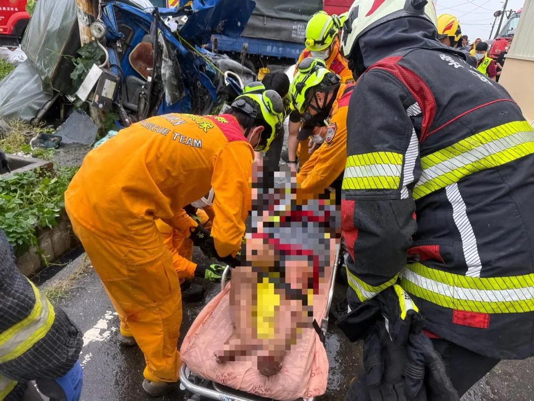 警消緊急將人救出。（圖／翻攝畫面）