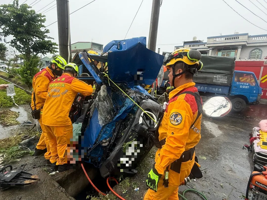 肇事車輛撞擊電線桿後當場翻覆，車體嚴重毀損變形。（圖／翻攝畫面）