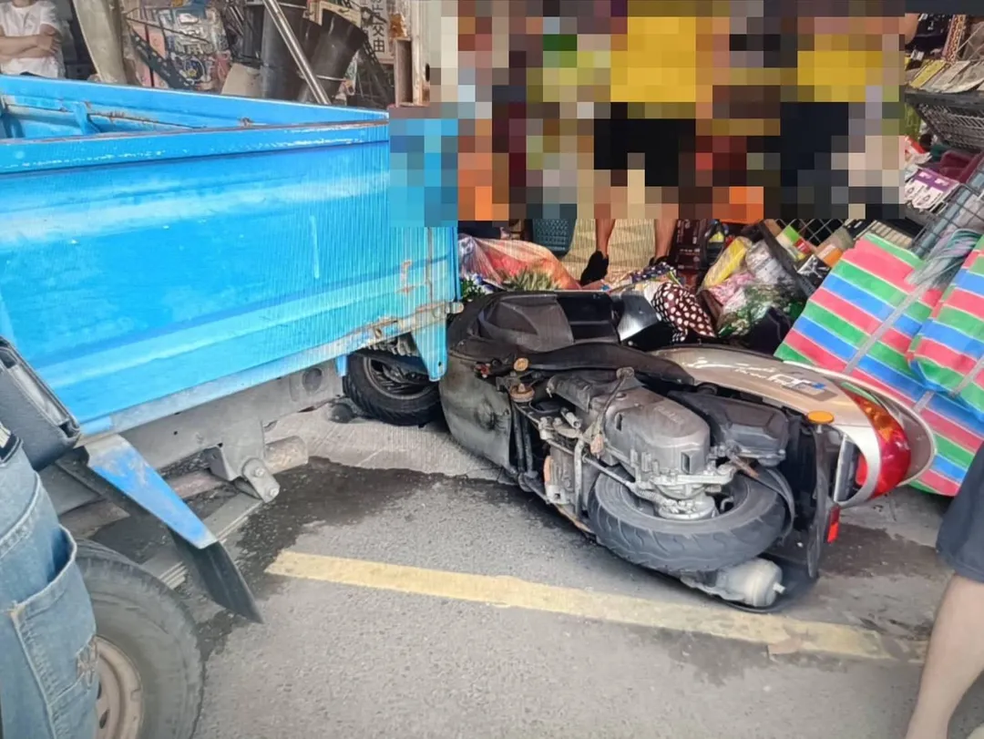 機車遭波及。（圖／內埔分局提供）