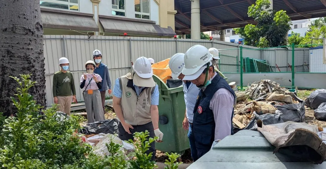 疾管署成立機動防疫隊，由林明誠副署長南下率隊協助高雄市執行本土登革熱群聚疫情防治工作，並至民生醫院及周邊清查孳生源及風險評估，共同協力防堵疫情擴散。（圖／疾管署）