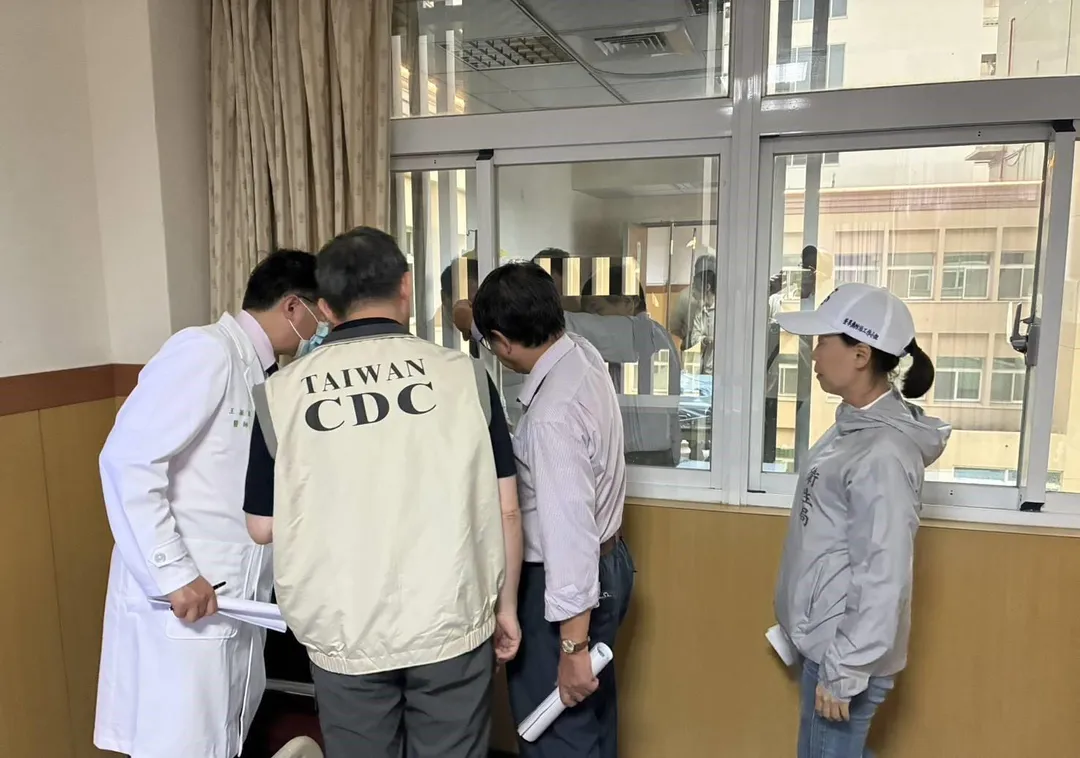 疾管署說明，為與高雄市協力進行防治工作，已於6月12日立即成立機動防疫隊，派遣隊員執行民生醫院及疫情警戒範圍孳生源巡檢。（圖／疾管署）