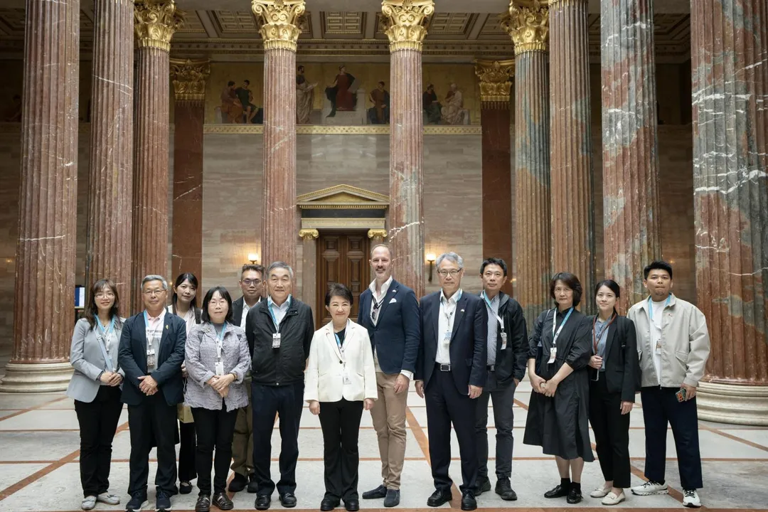 盧秀燕及市府訪團與國會議員助理烏里斯克、駐奧地利代表處劉玄詠大使、蔡慶樺副參事於奧地利國會大廈大廳著名的古希臘羅馬時代風格24石柱前合影。（圖／台中市府提供）