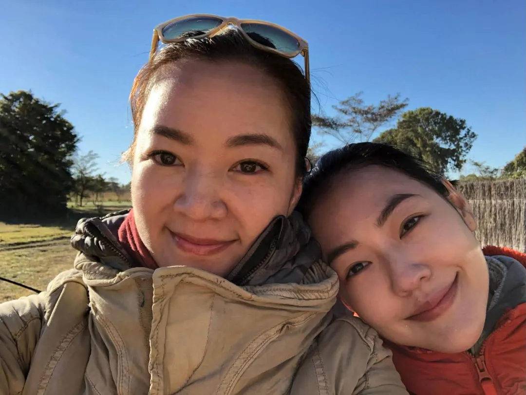 阿雅(左)發長文祝賀小S迎48歲生日,字字句句透露對好姐妹的心疼與不捨,看哭一票網友。(圖/翻攝自阿雅FB)