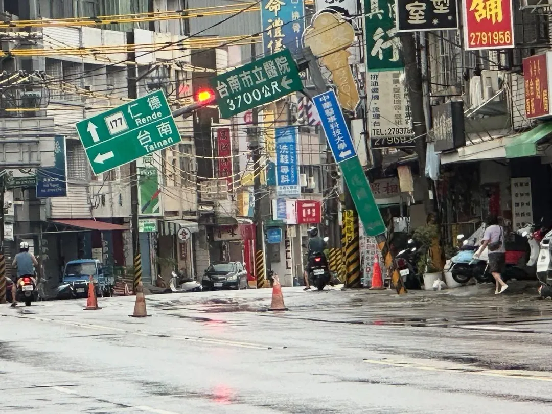 清晨路過民眾驚見大馬路「破了一個大洞」，驚險畫面隨即被上傳至民間道路救援群組，引發地方鄉親高度關注。（圖／「台南道路救援張家班」群友提供）