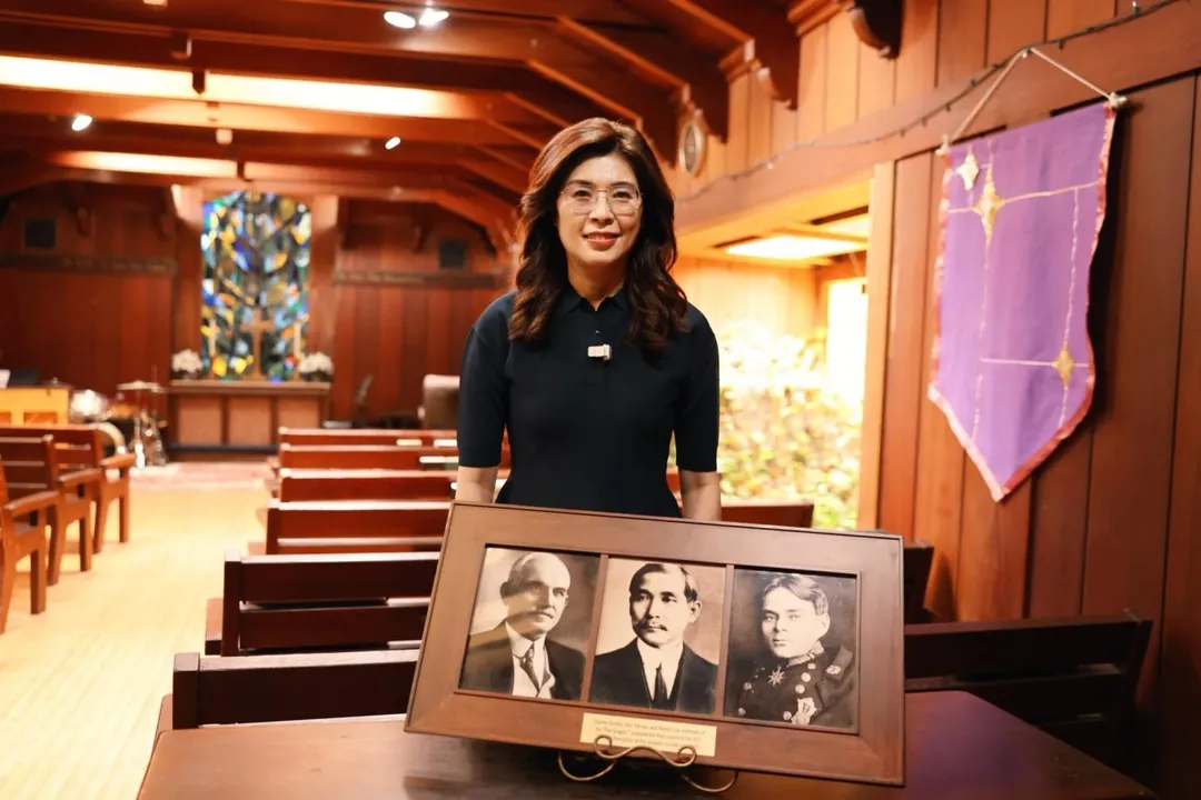 鄭麗文參訪洛杉磯南帕薩迪納市的安利安他會眾教堂（Oneonta Congregational Church）與國父孫中山遺照留影。（鄭麗文臉書）