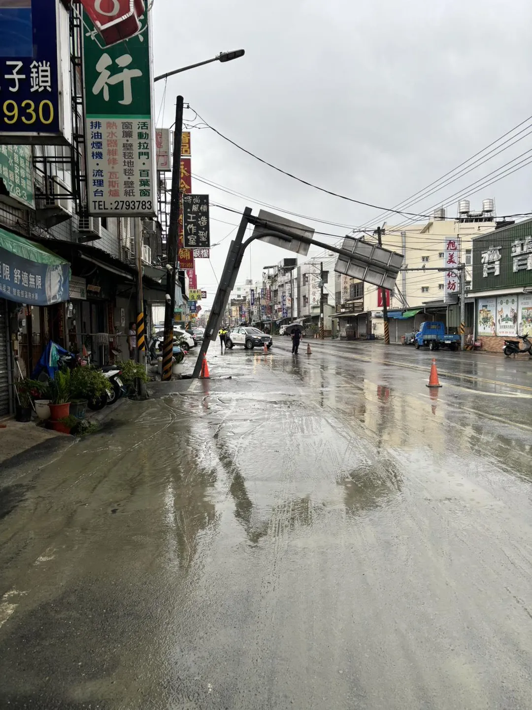 疑因地下自來水管破裂管線漏水，導致整條馬路中央被沖刷出一個巨大深坑，底下路基已完全空洞化。（圖／中天新聞）