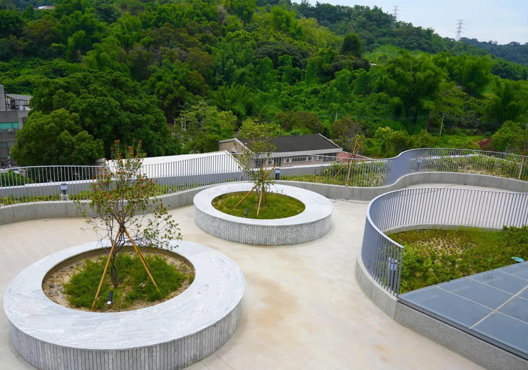 頂層特別規劃了戶外景觀平台，讓民眾在辦理業務之餘，也能愜意遠眺層疊的山巒美景。（圖／台中市政府提供）