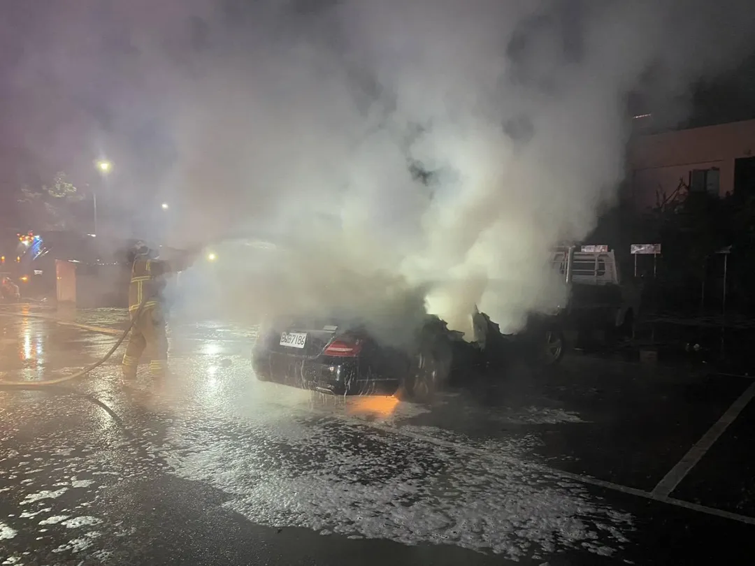 台南安平清晨發生火燒車事故，整輛賓士陷入火海，畫面怵目驚心。（圖／中天新聞）