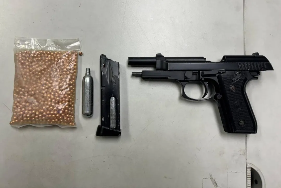 除了毒品，警方還在車內查獲空氣槍與鋼珠彈等物品。（圖／中天新聞）