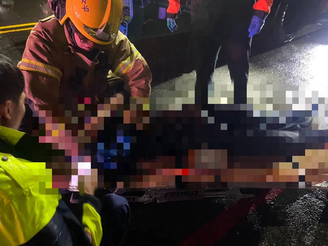 40歲男駕駛被發現倒在在賓士車附近意識不清。（圖／中天新聞）