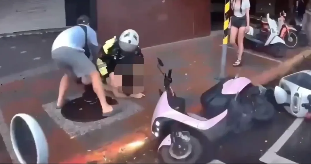 身揹毒品與詐欺雙通緝的嚴男，最終遭警民合力壓制上銬。（圖／警方提供）