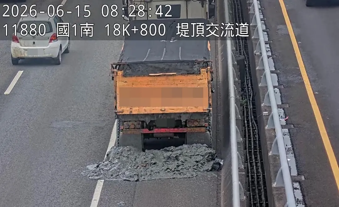 15日上午通勤尖峰，國道1號南下內湖段發生砂石車大量漏土，現場車道嚴重受阻。（圖／翻攝畫面）