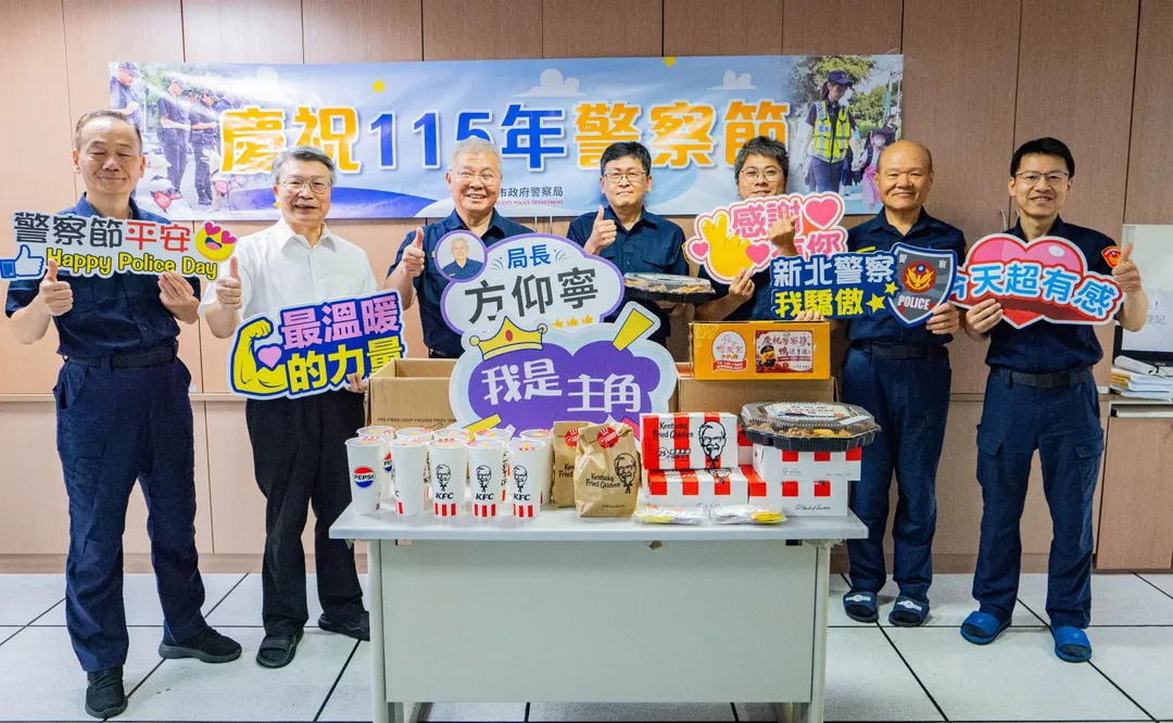 新北警察局局長方仰寧慰問警察局勤務指揮中心同仁，並致贈餐點感謝同仁堅守工作崗位。（圖／市警局提供）