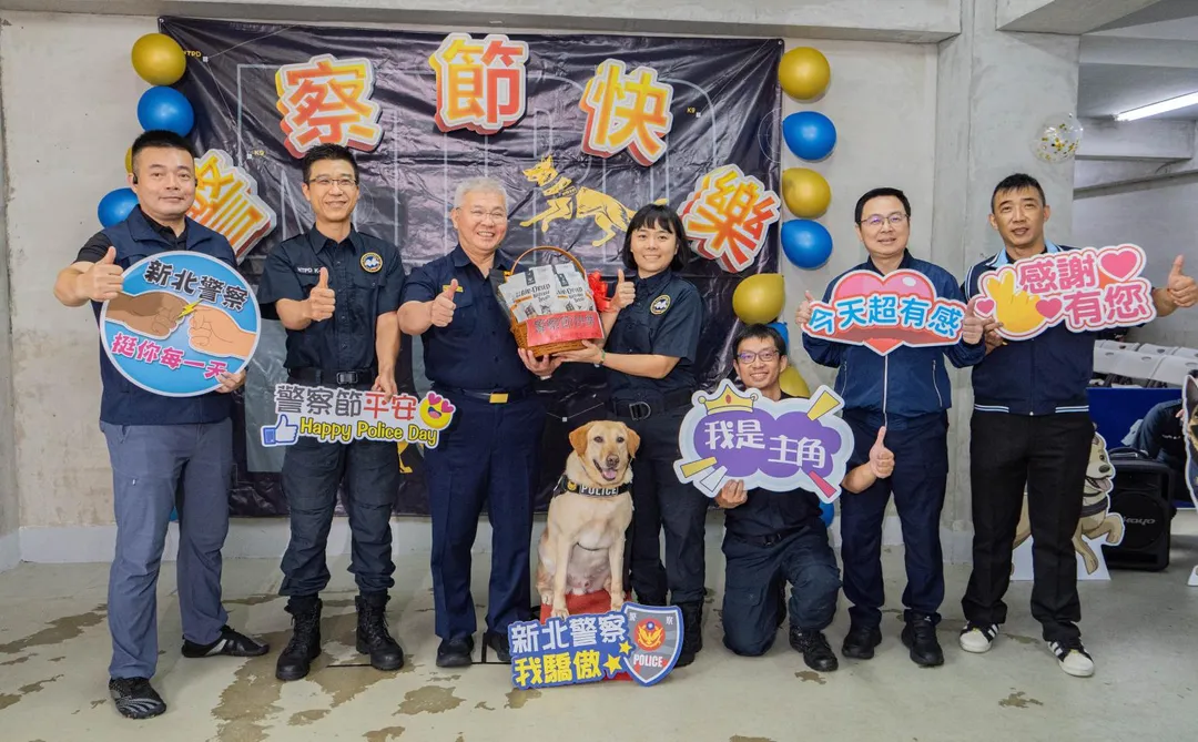 新北警察局局長方仰寧慰問警犬隊同仁，並致贈慰問品及營養口糧向領犬員及警犬夥伴們表達節日祝福與感謝。（圖／市警局提供）