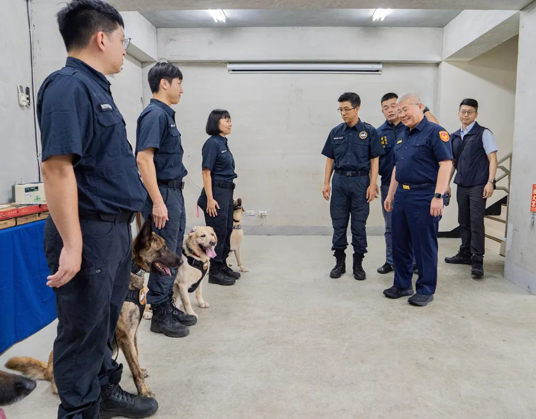 新北警察局局長方仰寧慰勉警犬隊領犬員及警犬。（圖／市警局提供）