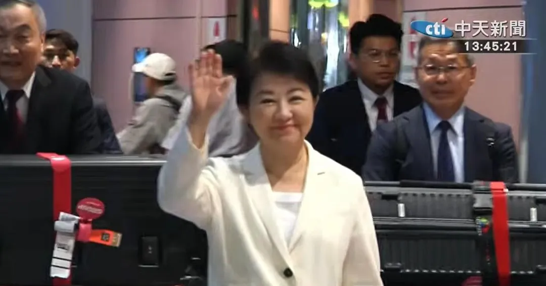 台中市長盧秀燕結束訪歐10天行程在15日下午返抵桃園機場。（圖／中天新聞）